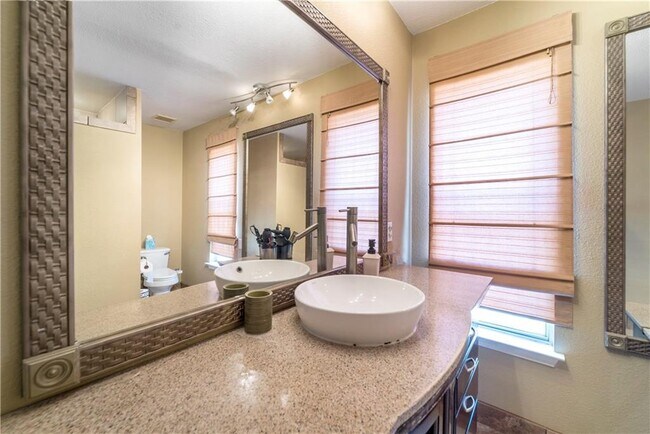 Building Photo - 2000 Continental Pass