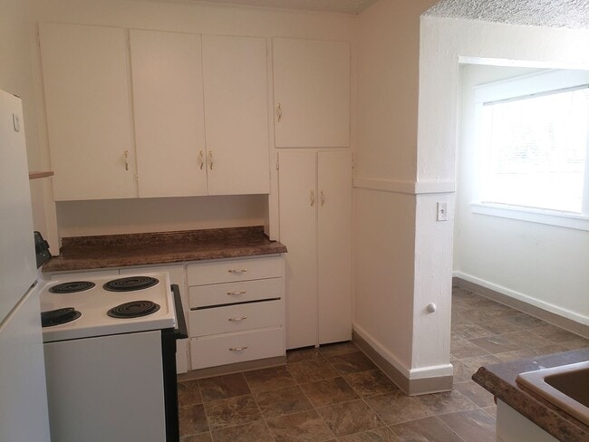 Building Photo - 1032 NE Madrona St