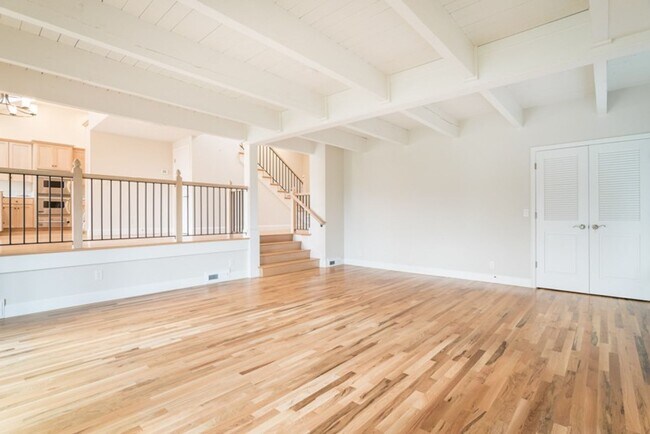 Building Photo - Escape to the Country, Spacious Contemporary in Wilsonville with Shop