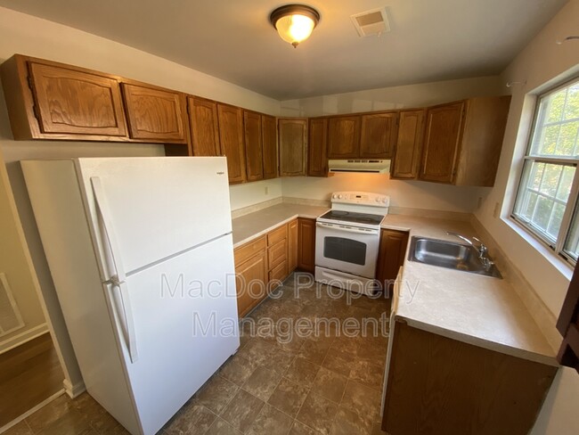 Building Photo - 104 Kings Mill Dr