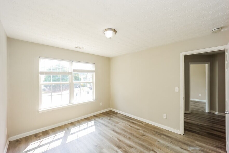 Building Photo - 9422 Lakeview Rd