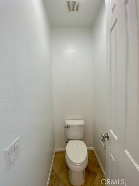 Building Photo - 2750 E Oak Hill Dr