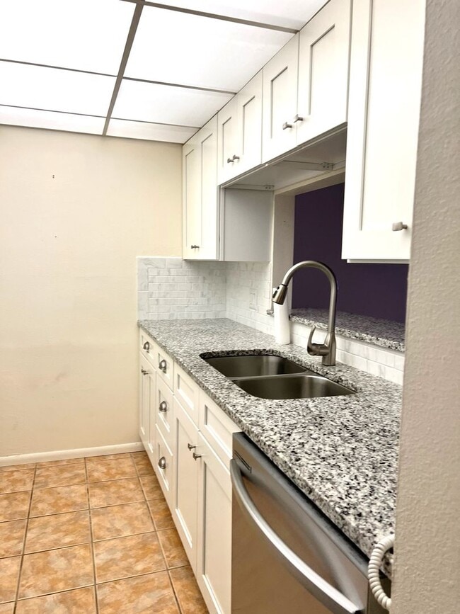 Building Photo - 55+ Community - 1BR/1BA Condo in Las Palmas
