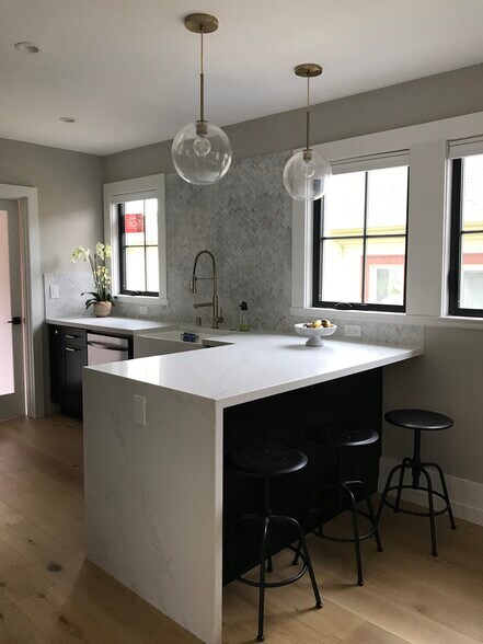 Building Photo - 861 Aileen St