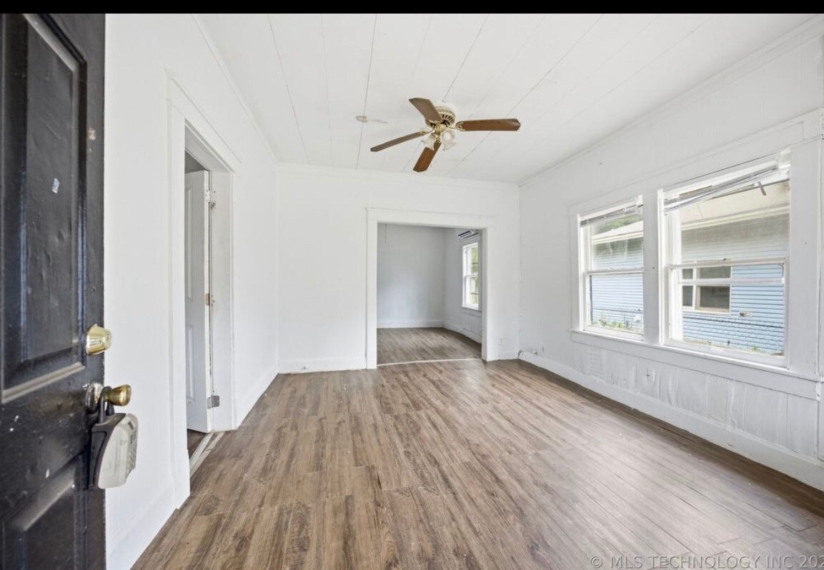 Building Photo - 908 N Collins Ave