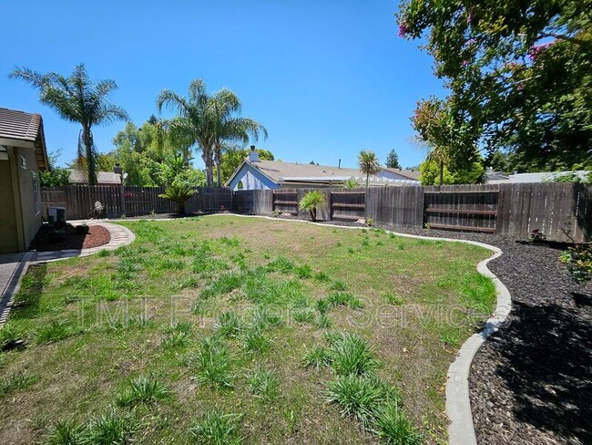 Building Photo - 3533 Des Moines Dr