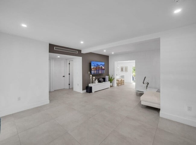 Building Photo - 520 NE 135th St