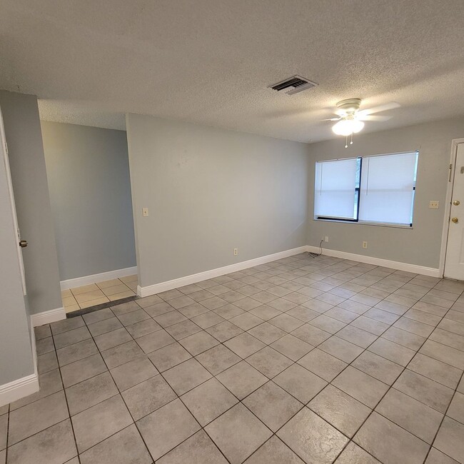 Building Photo - Charmin 3/1 Duplex In Groveland FL