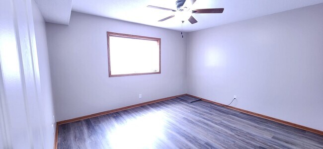 Building Photo - One Bedroom Condo For Rent