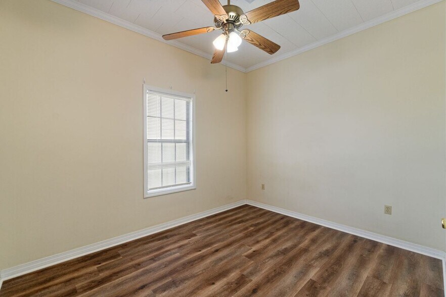 Building Photo - 2 W Lakeview Dr