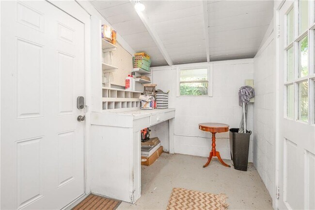 Building Photo - 104 S Hilltop Dr