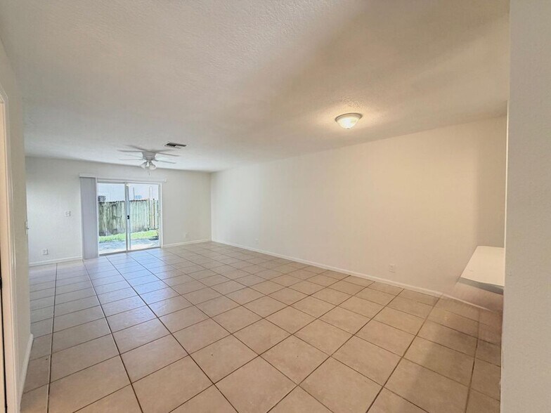 Building Photo - 910 Summit Lake Dr