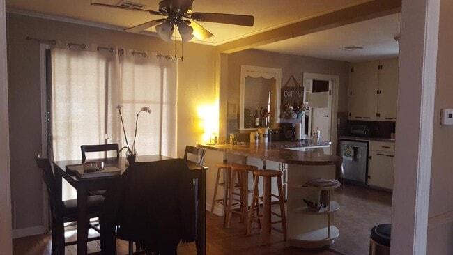 Building Photo - 1008 S Stanley St