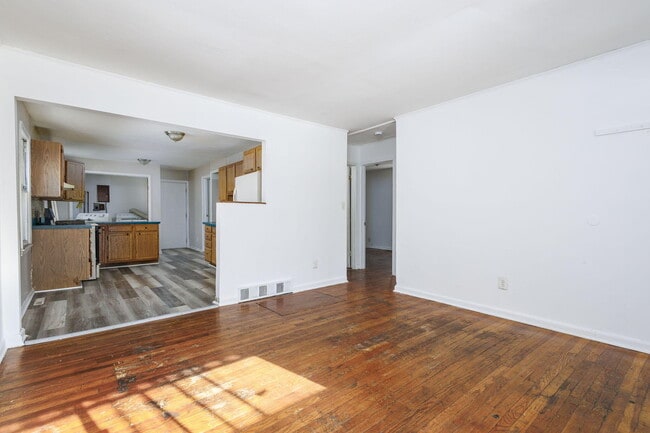 Building Photo - 621 E Meyers Ave