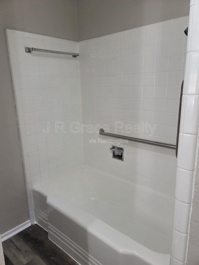 Building Photo - 2225 Charboneau Dr