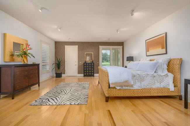 Building Photo - 981 Longboat Club Rd