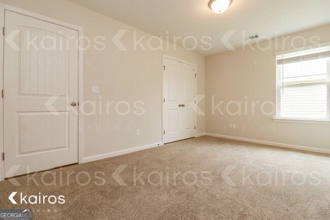 Building Photo - 17 Red Oak Dr.