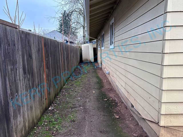 Building Photo - Charming 2-Bedroom Duplex Retreat on SE Steele St, Portland – Cozy Comfort Awaits!