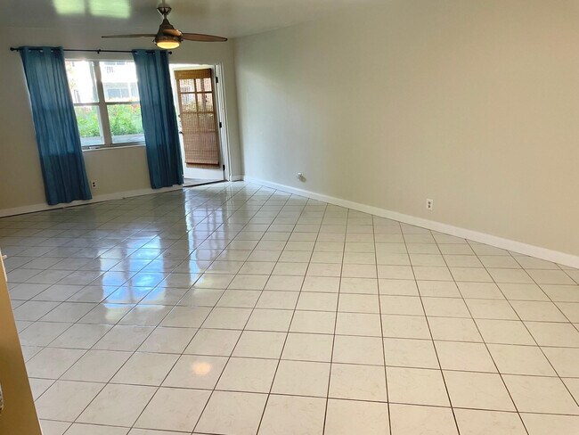 Building Photo - 140 NE 19th Ct