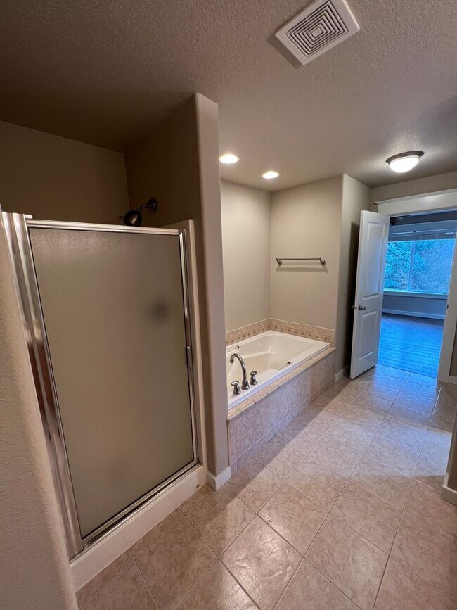 Building Photo - 3+ -Bedroom 3-Bathroom West Eugene Stunner!