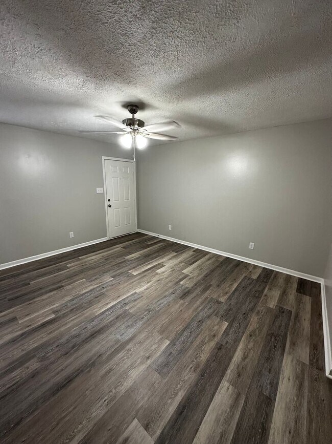 Building Photo - Newly Renovated 1 Bedroom, available Mid A...