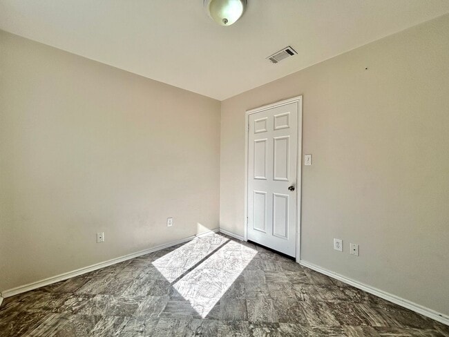 Building Photo - Bright and Comfortable 3BR/2BA Home with Garage & Backyard