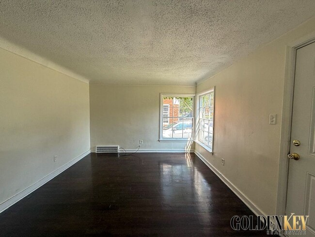 Building Photo - Eastside Remodeled 3 bedroom home near 8 M...