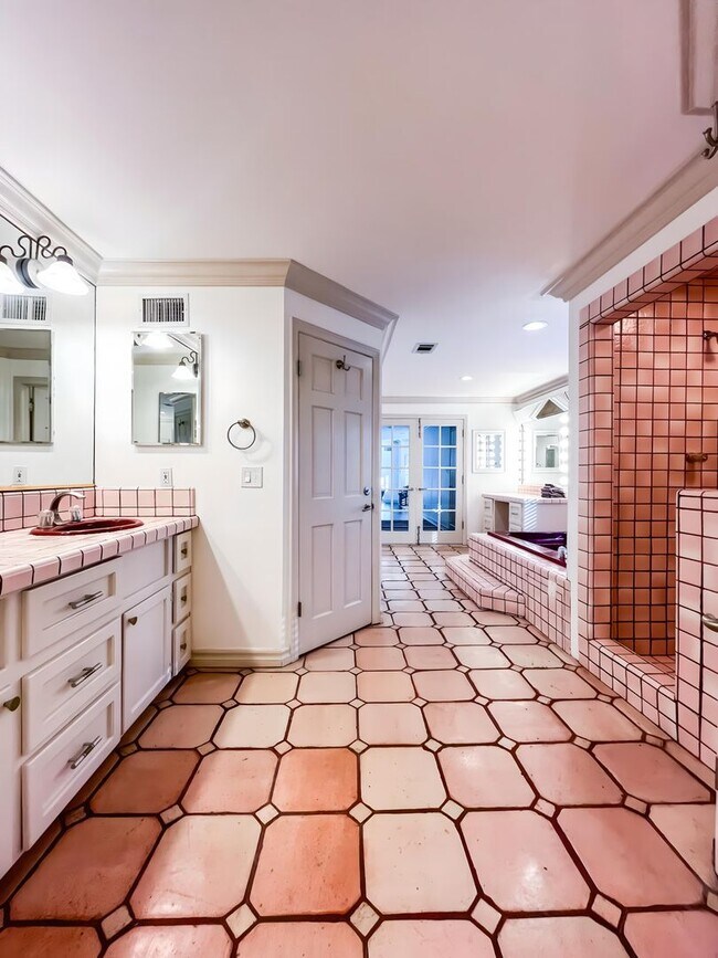 Primary Photo - Unbelievable Furnished Studio Lease in WeH...