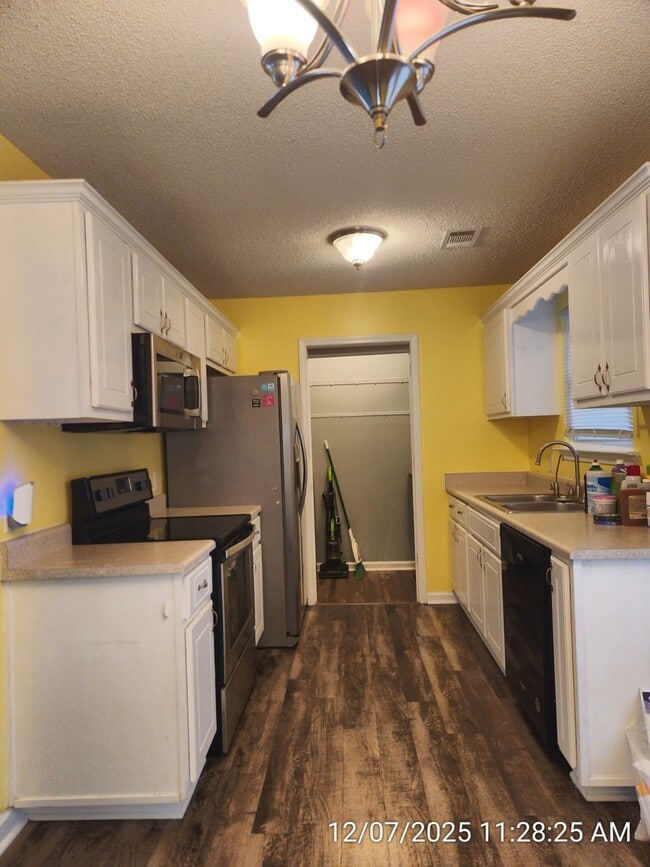 Building Photo - 323 Aubrey Ave