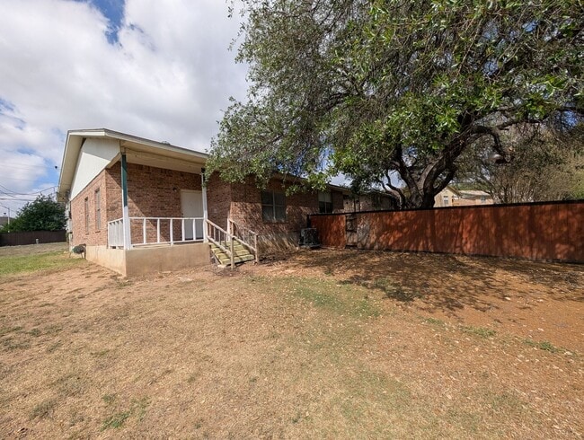 Building Photo - LOCATION!! On Wood Rd -Off Landa  / Fridge / Covered Back Patio / No Carpet / NBISD