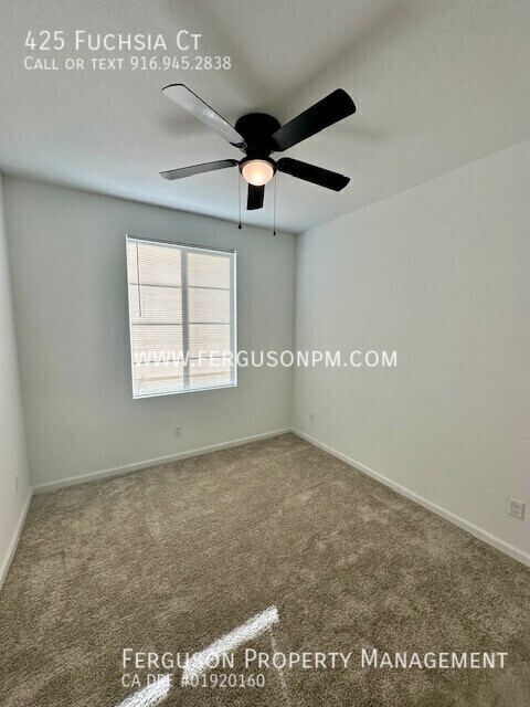 Building Photo - 425 Fuchsia Ct