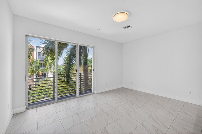 Building Photo - 1044 NE 18th Ave