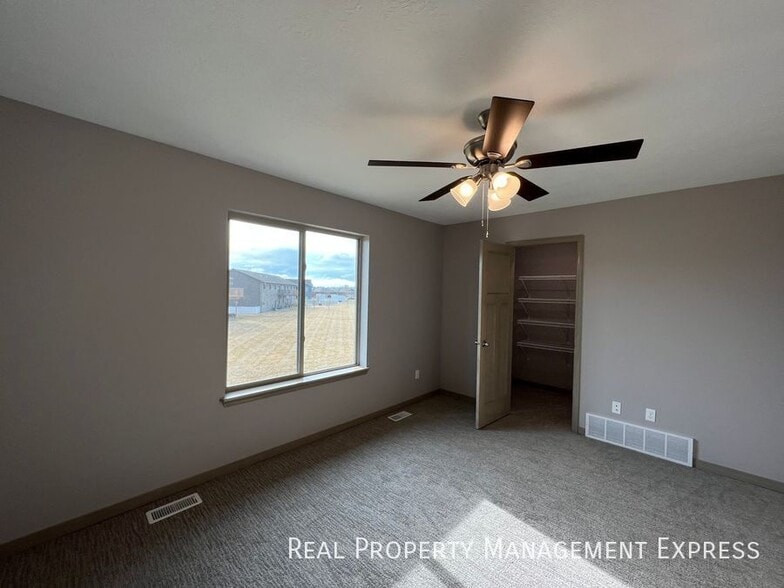 Building Photo - Modern 3 Bed 2 Bath Townhome in West Sioux Falls