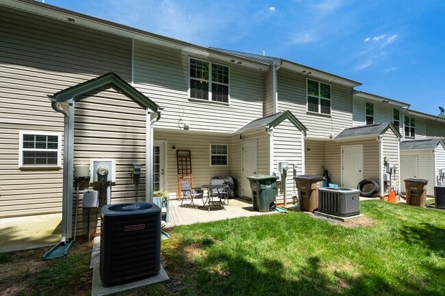 Building Photo - Lovely 2 bedroom 2 1/2 bathroom Townhome in Northeast Greensboro!