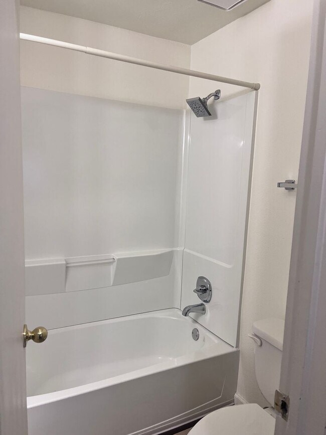 Building Photo - 127 W 45th St