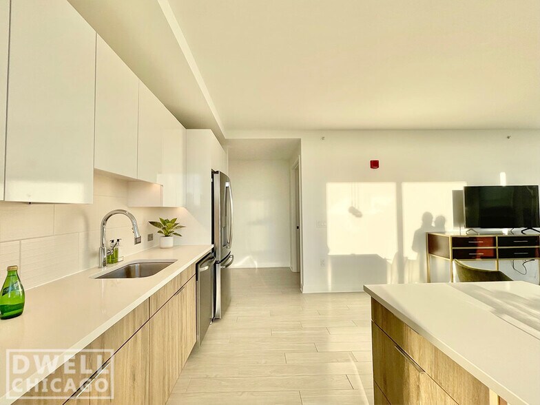 Building Photo - 2337 N Lincoln Ave