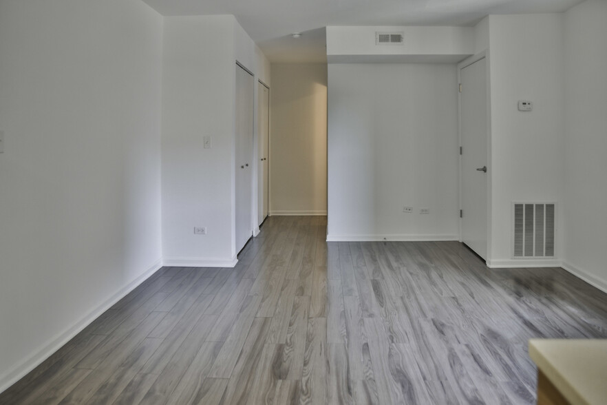 Building Photo - 925 W Carmen Ave