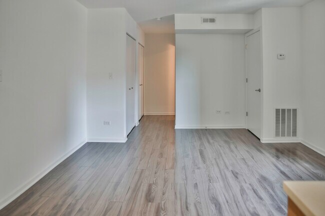 Building Photo - 925 W Carmen Ave
