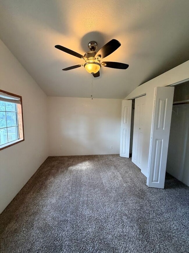 Building Photo - Well maintained home in convenient location w/seasonal landscaping incl.