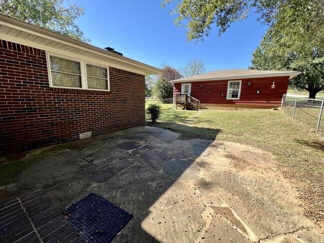 Building Photo - 3 Bedroom Home in Greenwood!