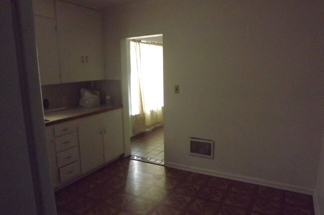 Building Photo - 2 bedroom, 2 bathroom house.