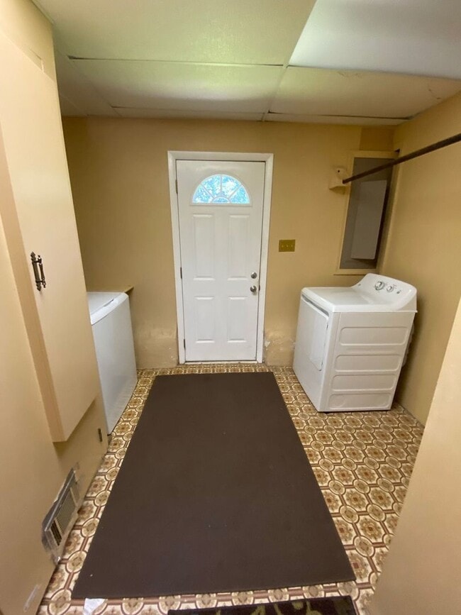Building Photo - Welcome to your home in Chesopeian Colony,...