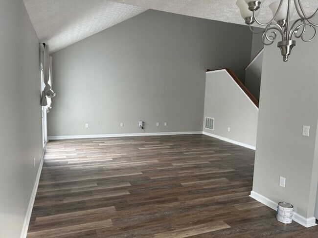 Building Photo - Tates Creek Village. 1st Floor Master BR!  260204