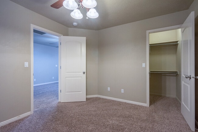 Building Photo - Beautiful St. George Home - Community Pool...