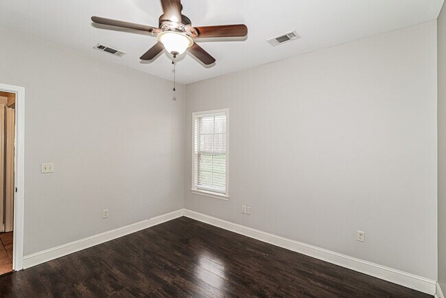 Building Photo - 706 Bending Oak S