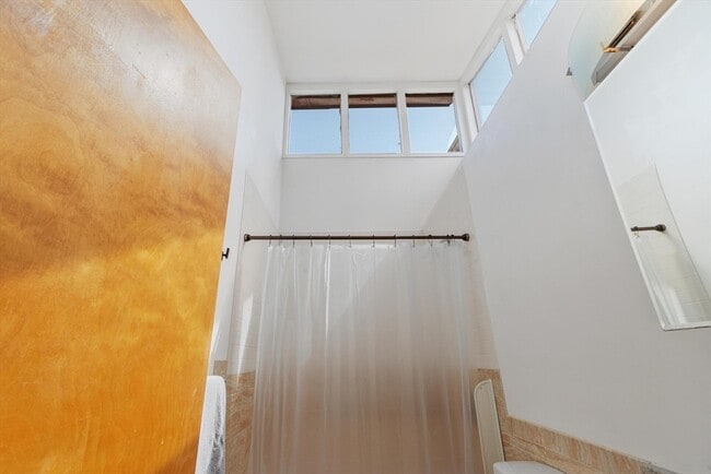 Building Photo - 5 Avondale Ave