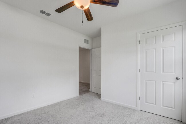 Building Photo - 2550 SE Rock Springs Dr