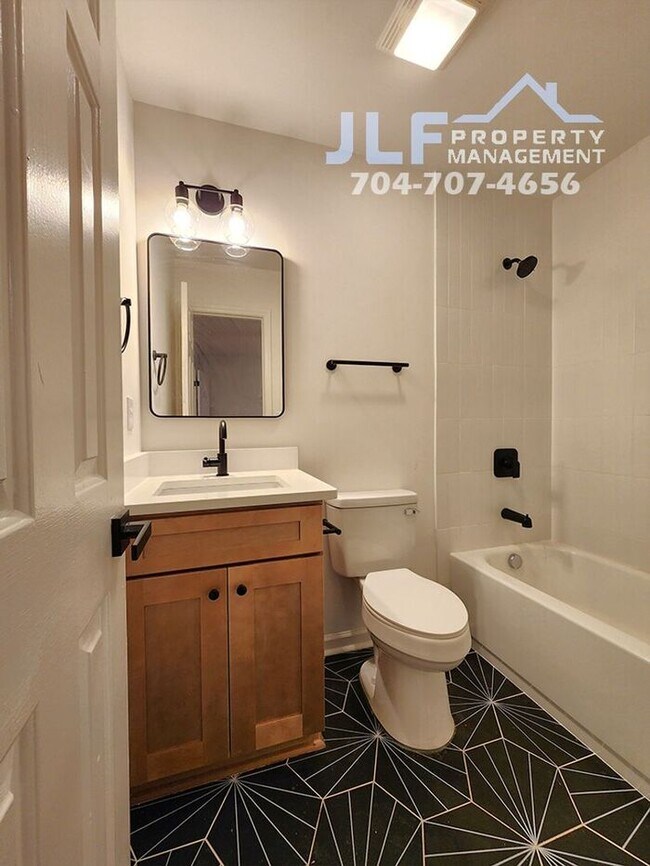 Building Photo - Freshly Updated 2/2 Duplex with Modern Fix...
