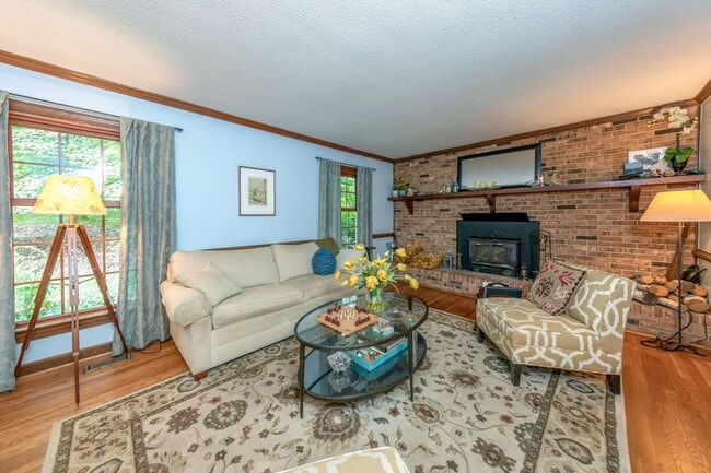 Building Photo - Spacious Colonial in Queens Lake