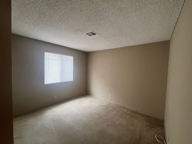 Building Photo - 1st floor condo - Near parks & Summerlin pkwy